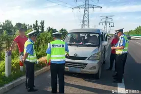 别让安全被“挤”走！面包车超员上路被查处图片