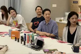 见证“虹镇老街”消失，看着新城建起，她又把事业“搬”到这里图片