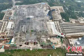 成自宜高铁天府站首块钢结构网架安全提升到位图片