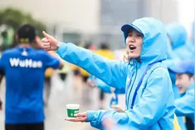 7000名志愿者服务2024武汉马拉松图片