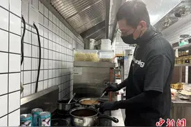 马来西亚华裔壮乡创业 美食 “俘获”中国消费者图片