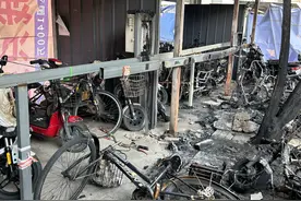 电动自行车充电时蓄电池故障，昌平一室外车棚起火图片