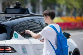 无人驾驶汽车震惊老外：外交部点赞“赛博武汉”图片