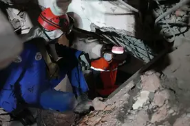 外交部：约400名中国地震专家、救援医护人员正在缅甸抗震救灾图片