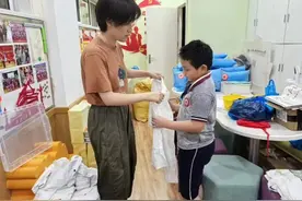 上海28万学生因暴雨停课，未停课学校搭雨棚、为学生换上干衣服图片