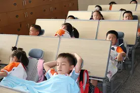 观澜亭｜可躺式课桌椅与课间延长5分钟：微变革让教育更美好图片