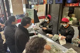 上海的青团是用青菜汁染色的？记者走访多个生产车间发现……图片