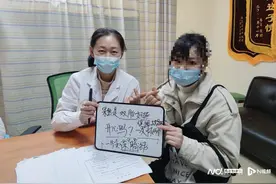医生用白板与聋哑夫妇沟通，助孕调理两个月喜获双胎图片