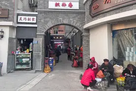 武汉织补一条街：老手艺人们露天而坐却不缺客户，“只要身体好，就一直做”图片