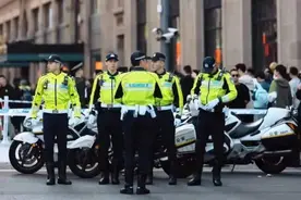 火遍全网！引来游客疯狂打卡 网友：最帅的都选到外滩了图片