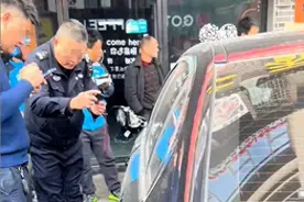 浙江永嘉街头20多辆轿车被砸，网友称砸车女子已被警方抓获图片