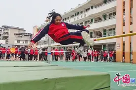 宜宾江安东城小学举行2025年春期田径运动会，运动少年展英姿图片