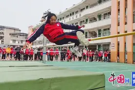 宜宾江安东城小学举行2025年春期田径运动会，运动少年展英姿图片