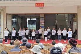 云南龙陵：情暖敬老院 “一老一小”共度美好时光图片
