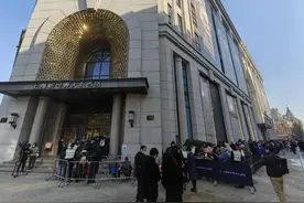 彻夜排队，折叠椅、躺椅都带来了！一年一度，为了……图片