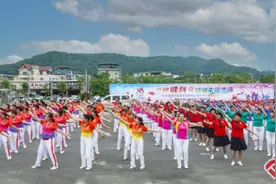 福州举办第十五届全民健身日广场舞展演活动图片