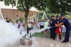 30名长沙萌娃探秘三峡消防图片
