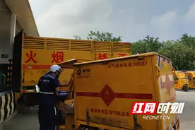 长沙有统一的小黄车车队了 他们送的“外卖”是瓶装液化气图片