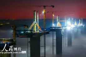 甘肃庆阳：西合公路马莲河特大桥建设建设正酣图片