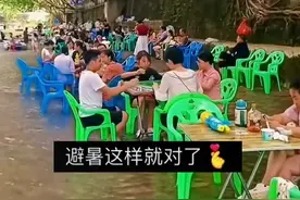 重庆市民高温天开启花式避暑模式：水边打麻将、山谷露营、躲进地铁站纳凉图片