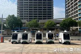 青岛首批无人驾驶快递车持证上路，从网点到快递小哥可无时差派送图片