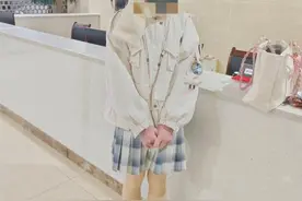 网恋一年终于奔现！男子亲吻“女友”时突然发现……有喉结？！图片