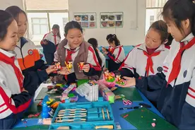 曲阜息陬春日课堂里的“塑哪吒”图片