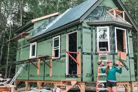 美国一对夫妇自建小屋，花费3.5万英镑图片