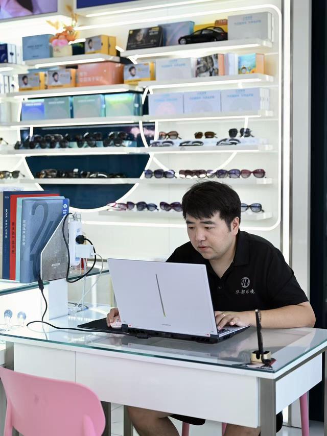 海外4天播放量超500万！成都眼镜店老板用AI创造“云上仙宫”走红，已有合作找上门