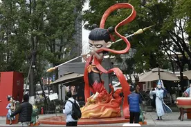火到线下！路人争相打卡成都街头哪吒系列雕塑｜图集图片