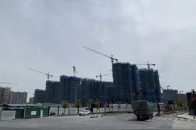 蚂蚁集团退杭州地块，导致周边房价猛跌200万？真实情况如何？我们去现场问了下图片