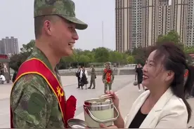 儿子参军入伍妈妈带着饺子含泪送别图片