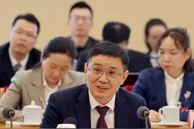 2025听两会  |  全国人大代表钟宝申：加强光伏产业自主创新与原创技术发展图片