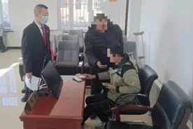子女拖欠赡养费  执行干警解母忧图片