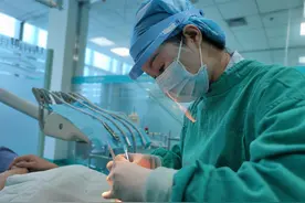 一起来看！医生如何治疗罕见口腔疾病“牙中牙”图片
