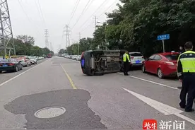 此苹果非彼苹果！男子伸手捡苹果，小轿车撞车发生侧翻图片