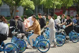 上海长宁这群年轻人骑上共享单车，开启一次“低碳之旅”图片