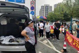 恢复出摊后人多生意亏 流量漩涡中的“盒饭姐”再次停摊图片