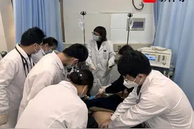 七旬大爷过敏休克，医护合力抢救图片