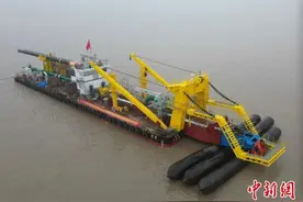 中国首艘全电驱拼装式深水环保绞吸挖泥船在江苏下水图片