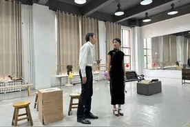 北师大版话剧《雷雨》联排，北京人艺演员现场指导学生排练图片
