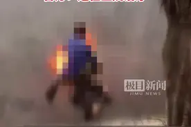 男子点燃地上汽油时意外烧伤自己，热心市民用灭火器扑救，官方：还在医院治疗图片