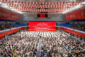 易中天、雷军武大激情开讲，全程高燃！图片