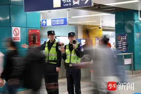 平安“警”相随——直击南京警方护航市民假期出行图片