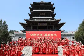 “会聚良缘 囍在泉城”首届济南市青年职工集体婚礼圆满礼成图片
