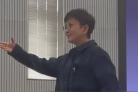 王珮瑜示范京剧里的“偷笑”，被现场观众“神配音”｜封面视频图片