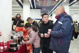 暖身更暖心！崂山热可乐惊现济南地铁，引发全城热饮！图片
