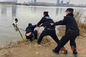 女子站在河中前方就是“深水区” 民警耐心开导及时救援图片