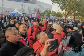 刀郎演唱会合肥站今晚首演，粉丝提前唱响场外挑战赛，苏州女子连唱3首赢下比赛图片