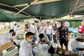 150名在汉留学生无偿献血4.12万毫升图片